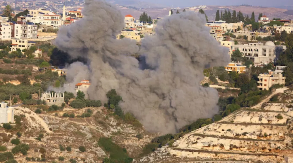  Smoke rises after Israeli strikes following Israeli military's evacuation orders, in Chehour, southern Lebanon November 19, 2025. REUTERS/Ali Hankir 