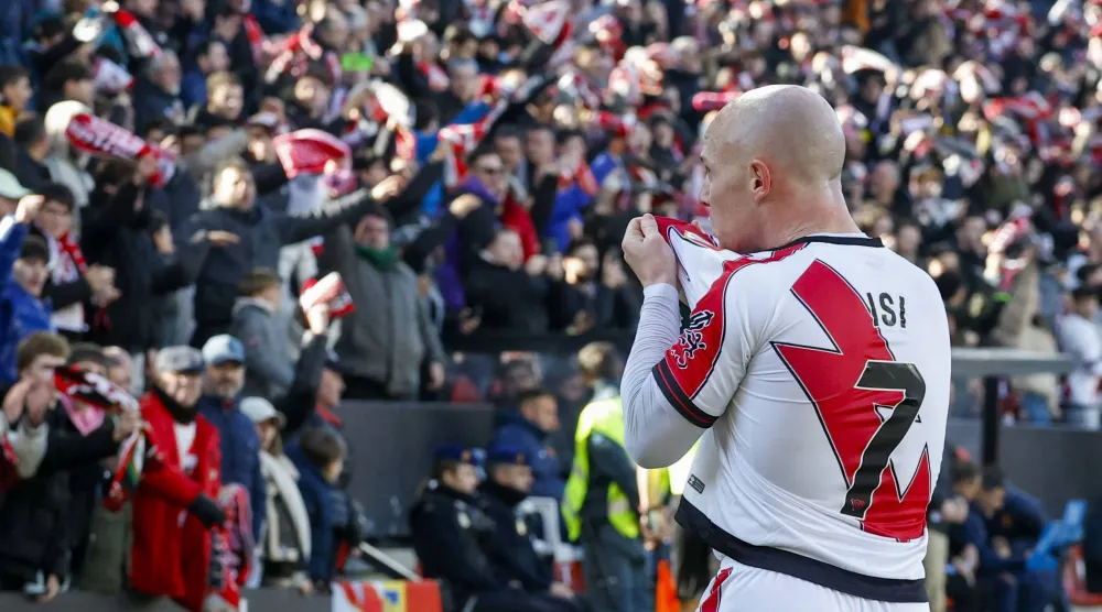 إسحاق بالازون لاعب فايكانو يحتفل بهدف الفوز على مايوركا (إ.ب.أ)