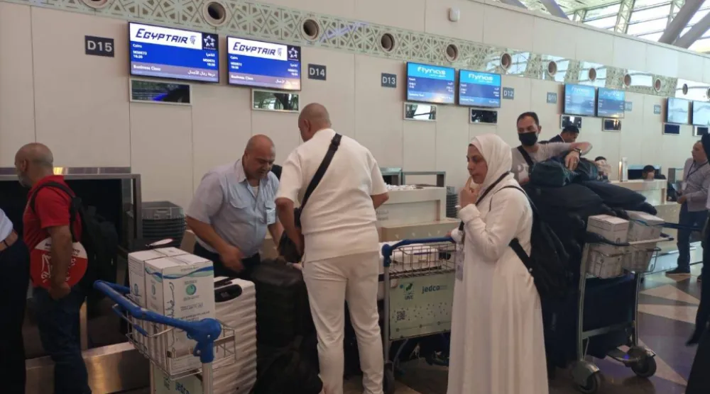 معتمرون مصريون يتأهبون لرحلة جوية لأداء المناسك (وزارة السياحة المصرية)