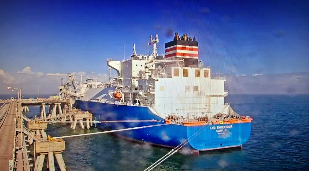 السفينة LNG Endeavour تحمل شحنة غاز من مجمع إدكو المصري في طريقها إلى كندا (وزارة البترول المصرية) 
