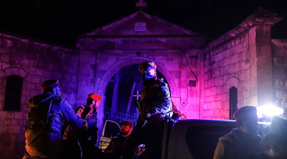 شاحنة صغيرة لقوات الأمن السورية متمركزة خارج كنيسة في مدينة حلب فجر يوم 11 يناير 2025 بعد خروج قوات «قسد» (أ.ف.ب)