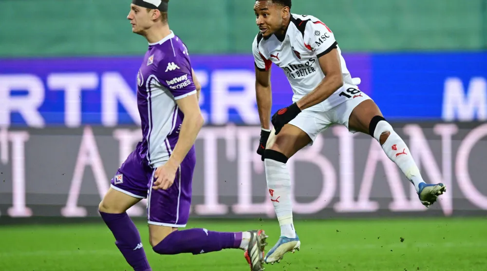 كريستوفر نكونكو لحظة تسجيله هدف التعادل القاتل لميلان (رويترز) 