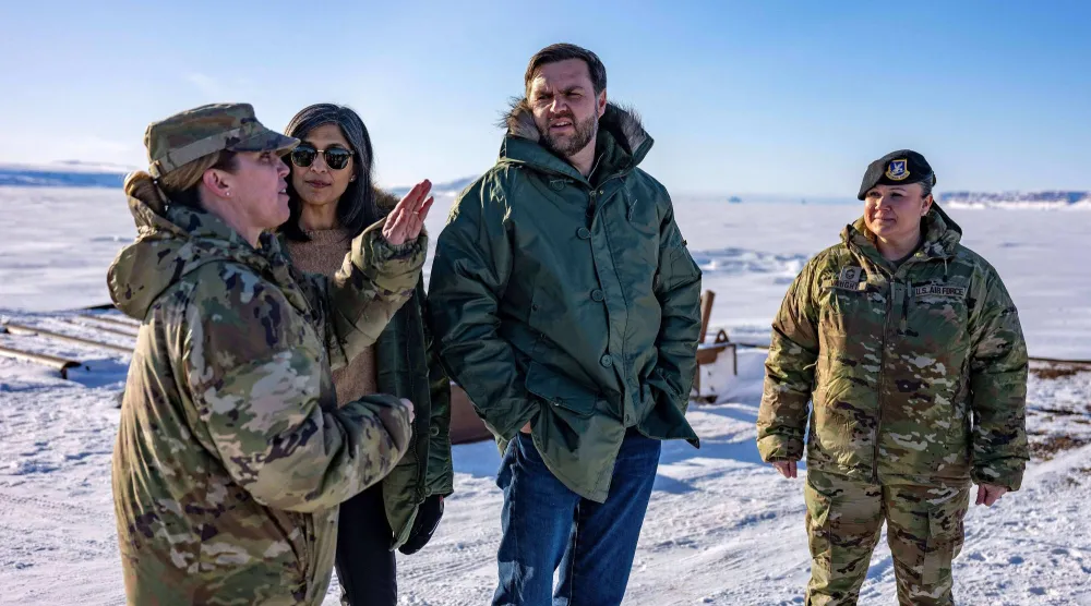 نائب الرئيس الأميركي جي دي فانس والسيدة الثانية أوشا فانس خلال جولة في قاعدة بيتوفيك الفضائية التابعة للجيش الأميركي في غرينلاند 28 مارس 2025 (أ.ب)