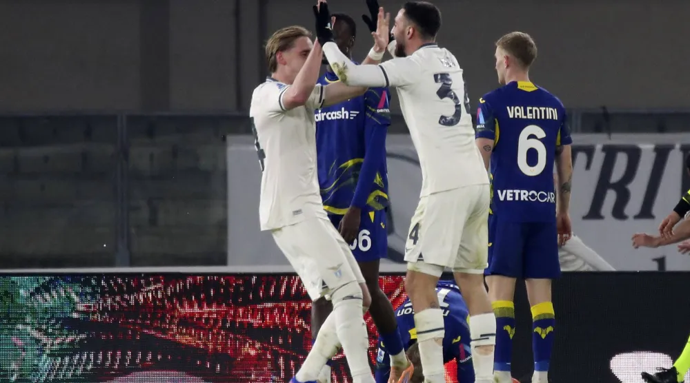 فرحة لاعبي لاتسيو بالفوز على هيلاس فيرونا (د.ب.أ)