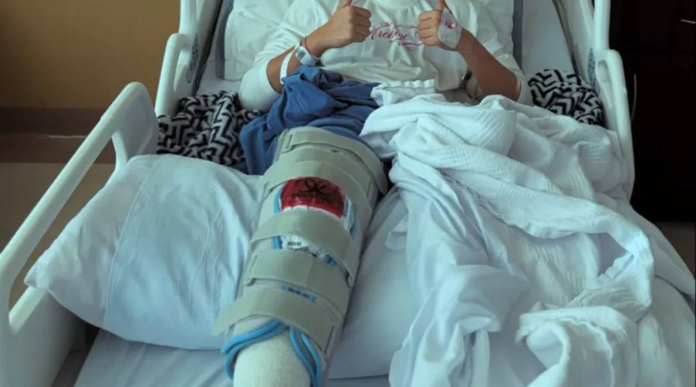 ليلى علي حارسة سيدات الهلال على السرير الأبيض بعد إجراء العملية (الشرق الأوسط)