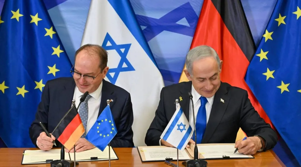 رئيس الوزراء الإسرائيلي بنيامين نتنياهو ووزير الداخلية الألماني ألكسندر دوبريندت يوقّعان اتفاقية أمنية (مكتب رئيس الوزراء الإسرائيلي)