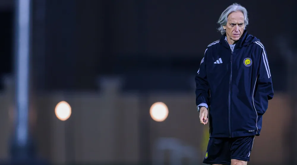 خيسوس خلال إشرافه على تدريبات النصر الأخيرة (موقع النادي)