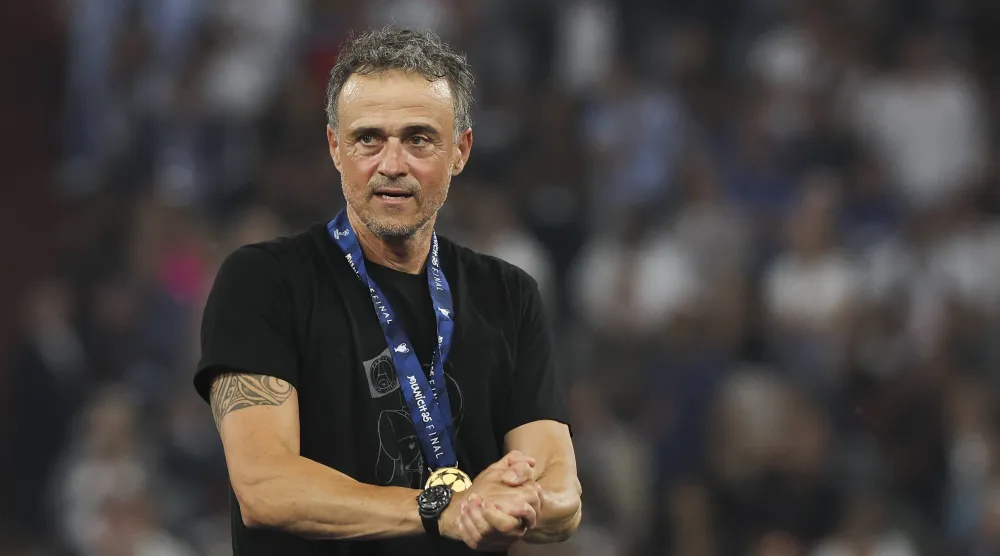 لويس إنريكي مدرب باريس سان جيرمان (د.ب.أ)