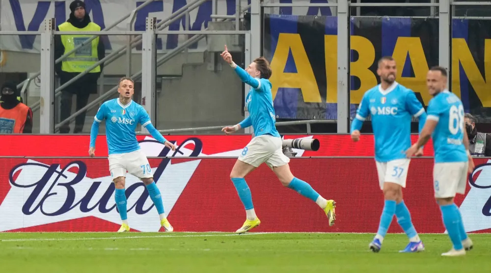 النجم الاسكوتلندي سكوت ماكتوميناي يحتفل بهدف التعادل القاتل لنابولي (أ.ب)