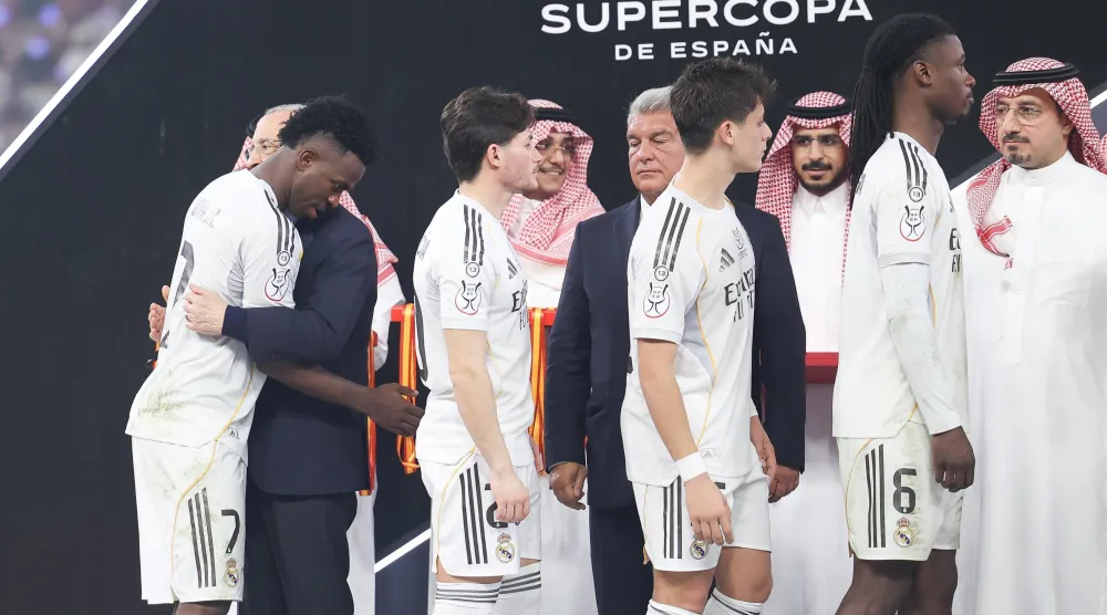 بيريز رئيس الريال يواسي فينيسيوس بعد الخسارة (تصوير: عدنان مهدلي)