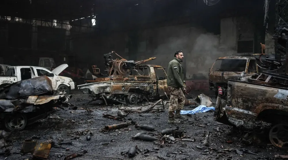 Halep'in Şeyh Maksud mahallesinde SDG ile Suriye hükümet güçleri arasında çıkan çatışmaların ardından enkaz içindeki mühimmatlar (DPA)