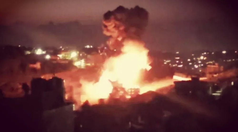 نيران تتصاعد جراء غارات إسرائيلية تلت إنذاراً بإخلاء بقعة جغرافية واسعة في بلدة كفرحتي بجنوب لبنان (متداولة)