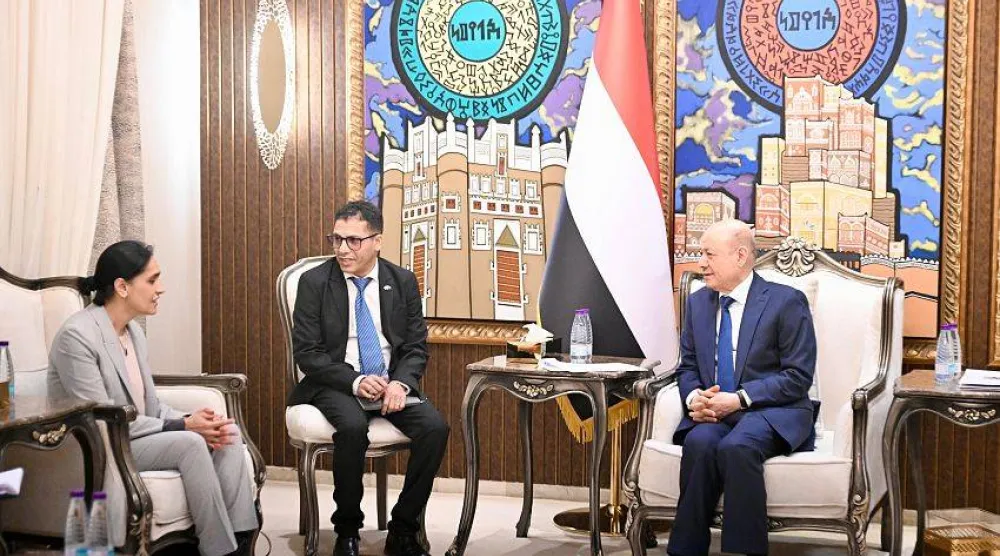 العليمي مستقبِلاً في الرياض السفيرة البريطانية عبده شريف (سبأ)