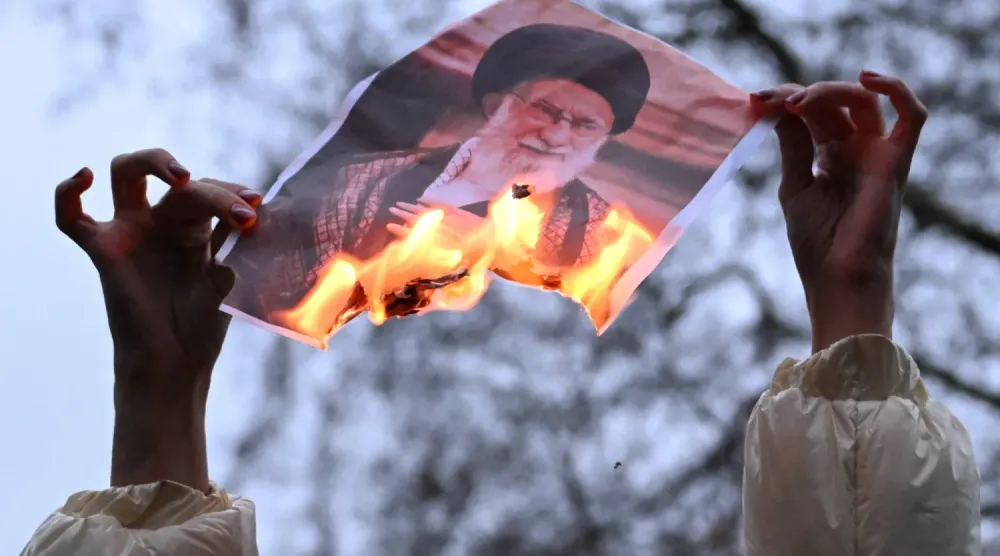 İran muhalefeti tarafından dün Londra’da düzenlenen bir gösteride İran'ın Dini Lideri Hamaney’in resmi yakıldı (Reuters)