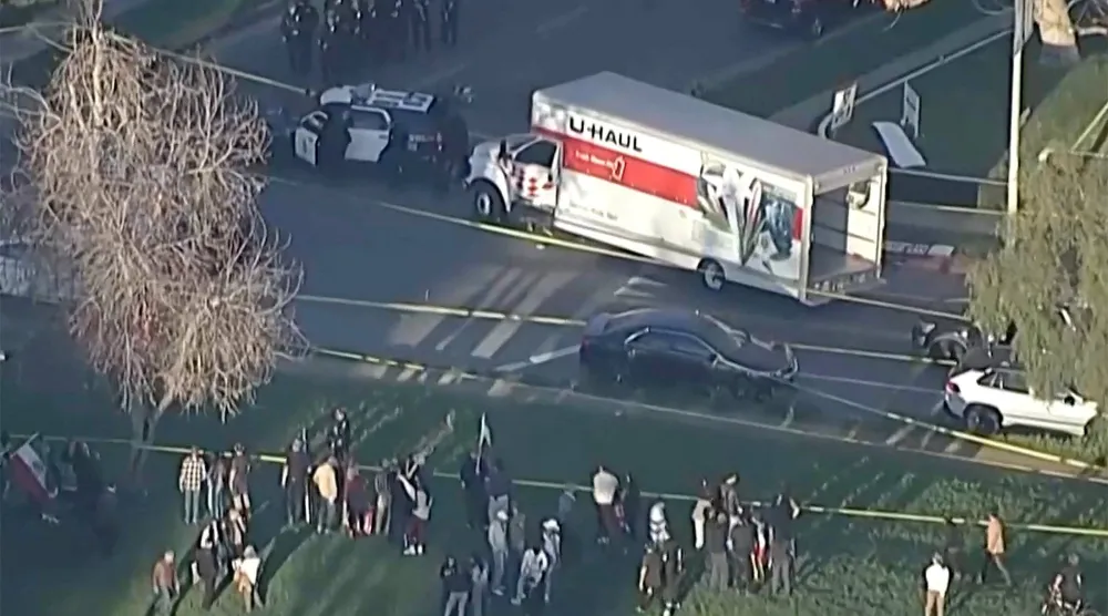 شرطة لوس أنجليس تطوق شاحنة نقل مستأجرة بعد أن اقتحمت حشدًا من المتظاهرين ضد النظام الإيراني (رويترز)