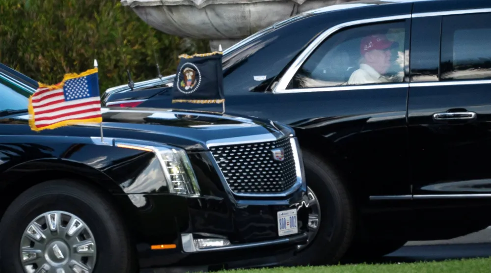 موكب الرئيس الأميركي دونالد ترمب  أثناء مغادرته فلوريدا (رويترز)