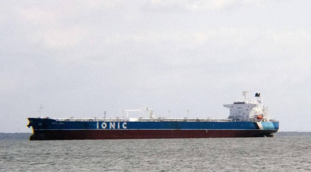 ناقلة نفط خام ترسو في بحيرة ماراكايبو في ماراكايبو، فنزويلا (أ.ف.ب)