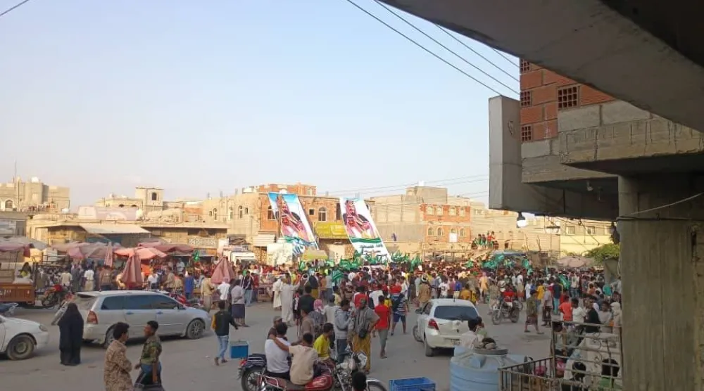 حشود من أبناء المكلا في وقفة شكر للمملكة العربية السعودية على دعمهم في الأحداث الأخيرة (الشرق الأوسط)