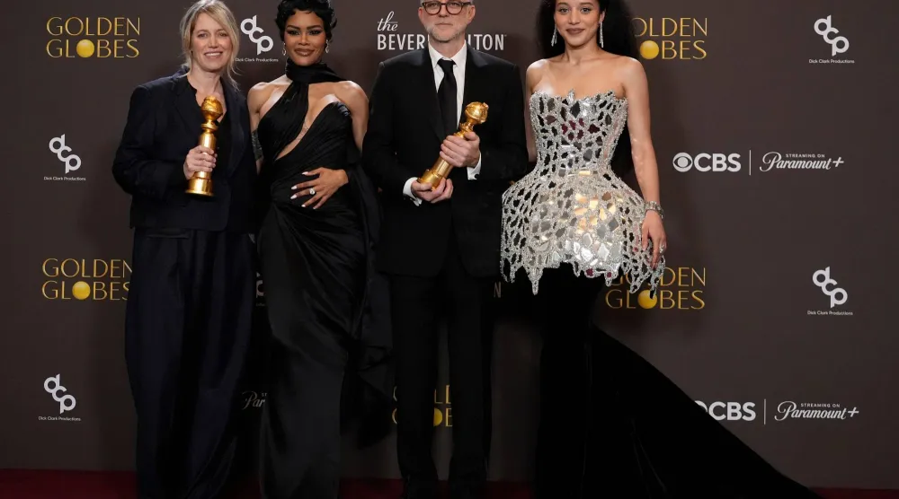 سارة مورفي (من اليسار) وتيانا تايلور وبول توماس أندرسون وتشيس إنفينيتي يقفون في غرفة الصحافة حاملين جائزة أفضل فيلم موسيقي أو كوميدي عن فيلم «معركة تلو الأخرى» خلال حفل توزيع جوائز «غولدن غلوب» الثالث والثمانين (أ.ب)