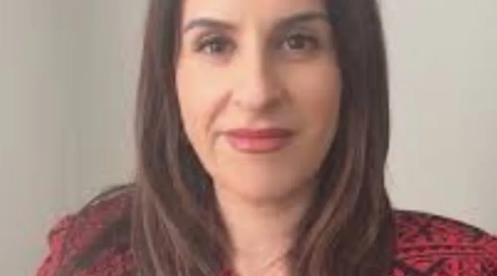 الكاتبة الفلسطينية الأسترالية رندة عبد الفتاح (صورة من حسابها الشخصي على «إكس»)