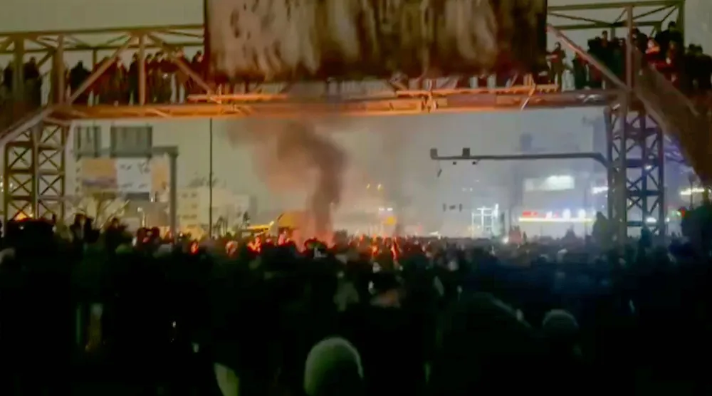 لقطة مأخوذة من مقطع فيديو متداول على وسائل التواصل الاجتماعي من إيران يظهر متظاهرين يخرجون إلى الشوارع على الرغم من تصاعد حملة القمع (أ.ب)