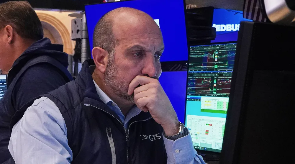 متداول يعمل في بورصة نيويورك (أ.ب)