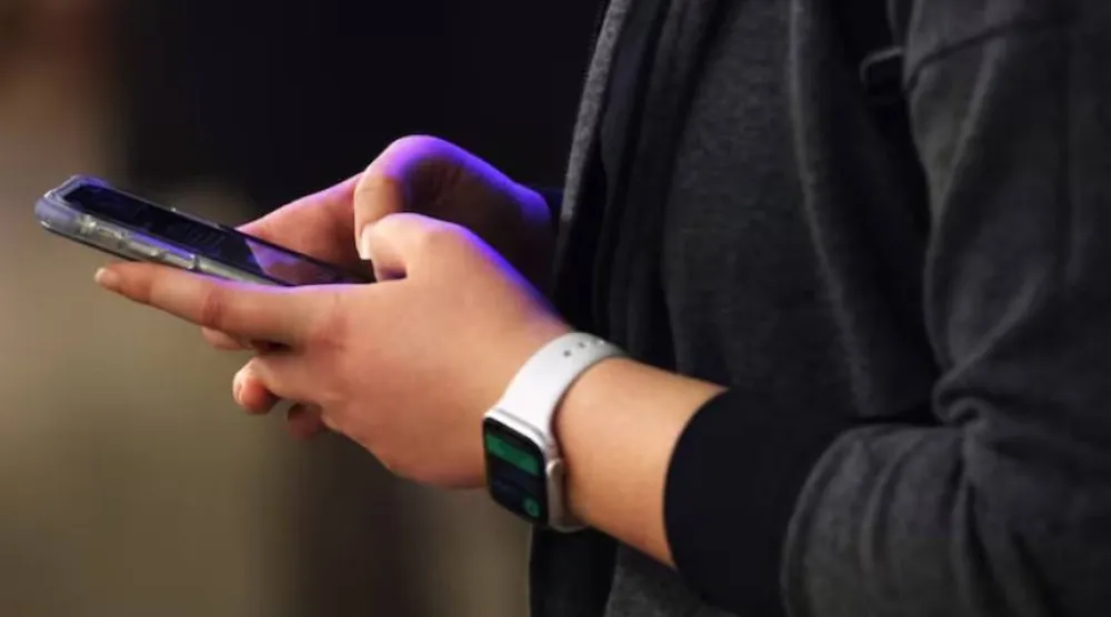 المصادقة الثنائية تضيف طبقة حماية إضافية لحساباتك (أرشيفية-رويترز)