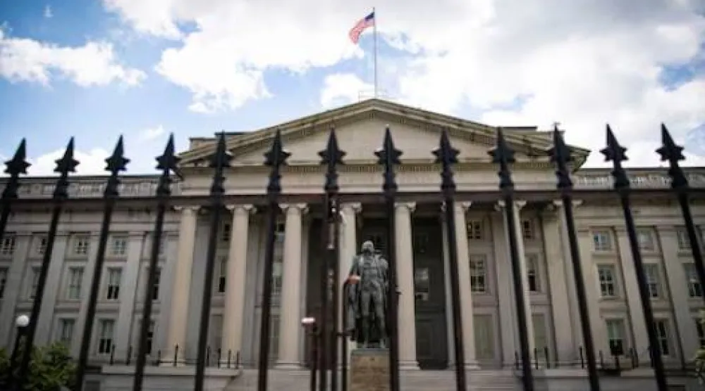 تمثال للسيناتور السابق ألبرت غالاتين أمام وزارة الخزانة في واشنطن (رويترز)