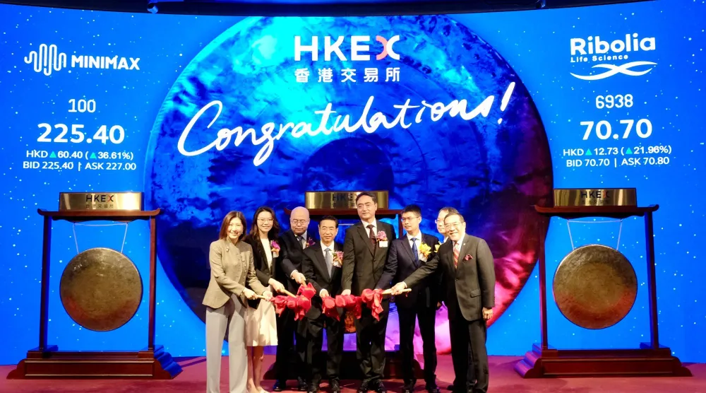 لحظة الإعلان عن إطلاق الاكتتاب العام لشركة «ميني ماكس» للذكاء الاصطناعي في بورصة هونغ كونغ الصينية يوم الاثنين (أ.ف.ب)