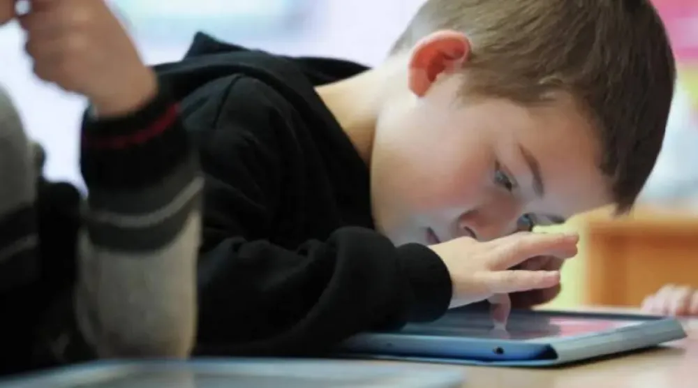 قضاء الأطفال وقتاً طويلاً أمام الشاشات يُضعف قدرتهم على الكلام (أ.ف.ب)