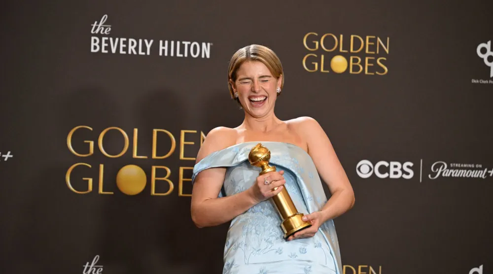 جيسي باكلي تتألق مع جائزة أفضل ممثلة في فيلم درامي عن دورها في فيلم «هامنت» خلال حفل توزيع جوائز «غولدن غلوب» السنوي الثالث والثمانين في بيفرلي هيلز (د.ب.)