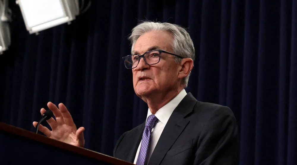 باول في مؤتمره الصحافي عقب اجتماع لجنة السياسة النقدية (رويترز)