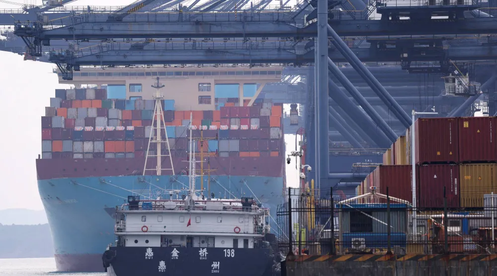 سفن عملاقة وآلاف الحاويات في ميناء «يانتيان» بمدينة شينزن الصينية (رويترز)