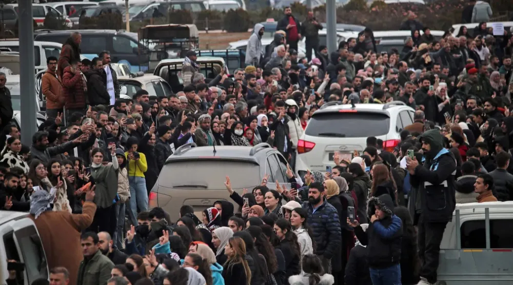 Halep’in kuzeyinden SDG savaşçılarını taşıyan araçların etrafında toplandı (AFP)