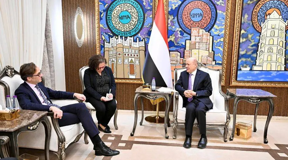 رئيس مجلس القيادة الرئاسي اليمني مستقبلاً في الرياض مسؤولَين ألمانيين (سبأ)