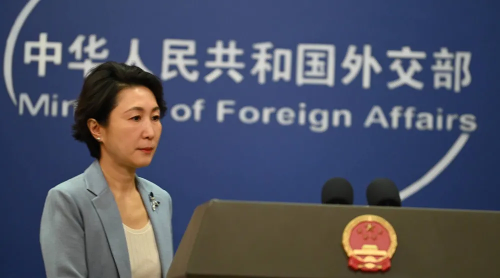 صورة ملتقطة 9 يناير 2026 في العاصمة الصينية بكين تظهر المتحدثة باسم وزارة الخارجية الصينية ماو نينغ وهي تجيب عن أسئلة الصحافيين (د.ب.أ)