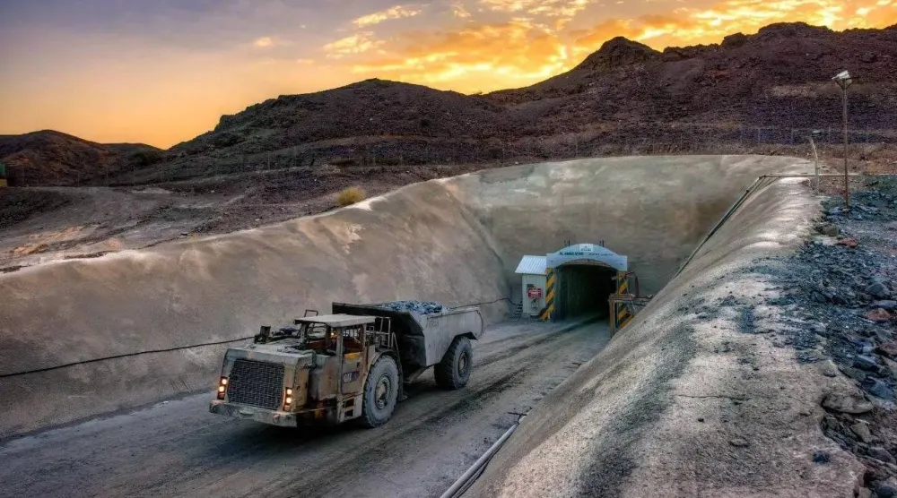 أعمال بأحد مناجم الذهب في السعودية (واس)