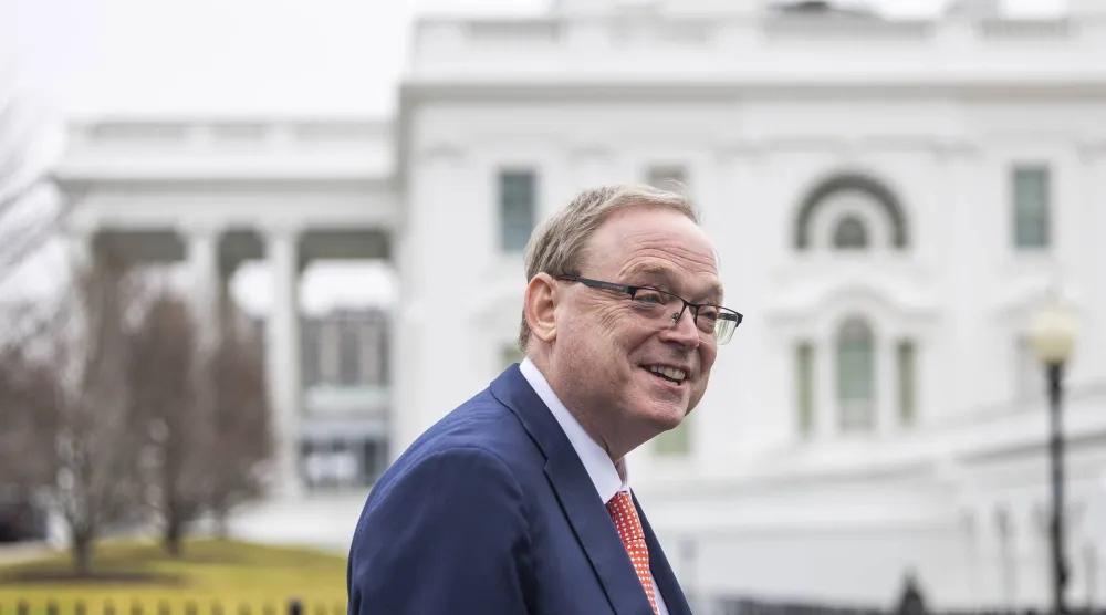 هاسيت وهو يدخل الجناح الغربي للبيت الأبيض بواشنطن (إ.ب.أ)