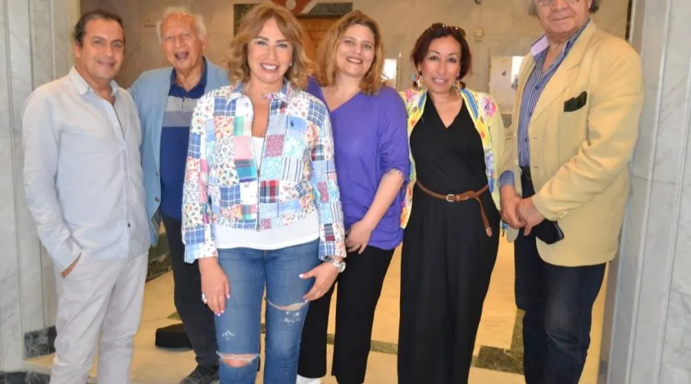 المخرجة إيناس الدغيدي رئيسة لجنة تحكيم الأفلام الروائية وأعضاء اللجنة في الدورة الأخيرة للمهرجان قبل توقفه (وزارة الثقافة)