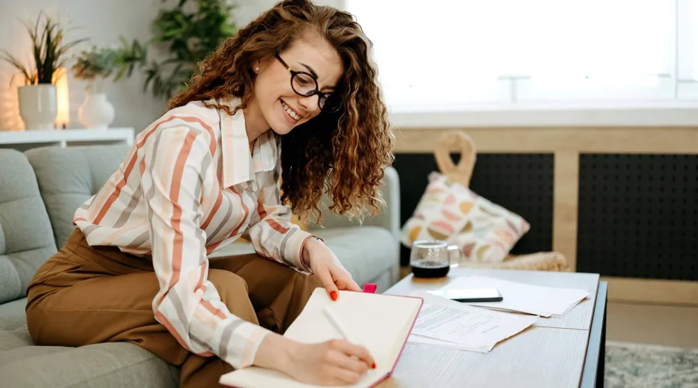 العمل على مهمة مفيدة قبل الانشغالات من العادات الصباحية التي تميز الأثرياء (مجلة VegOut)