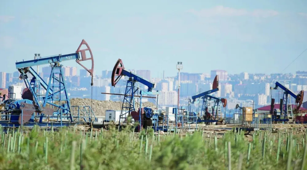 مضخات تعمل بحقل نفط على شواطئ بحر قزوين في باكو عاصمة أذربيجان (رويترز)