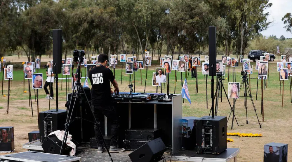 خلال عرض موسيقي كجزء من تكريم الأشخاص الذين قُتلوا واختُطفوا خلال «هجوم 7 أكتوبر» الذي شنه مسلحون من «حماس» على جنوب إسرائيل بموقع مهرجان نوفا في رعيم جنوب إسرائيل 28 نوفمبر 2023 (رويترز)