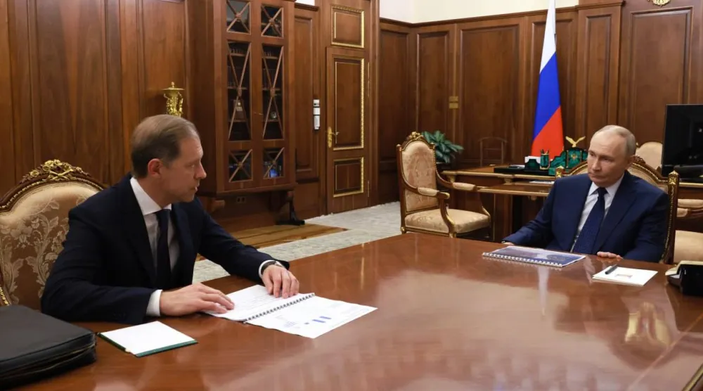 فيلاديمير بوتين خلال اجتماع مع نائب رئيس الوزراء الروسي دينيس مانتوروف (الكرملين) 