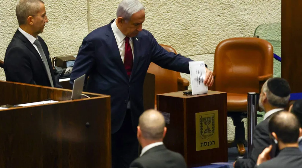 نتنياهو يدلي بصوته خلال التصويت على انتخاب لجنة تعيين القضاء في الكنيست - يونيو 2023 (رويترز)