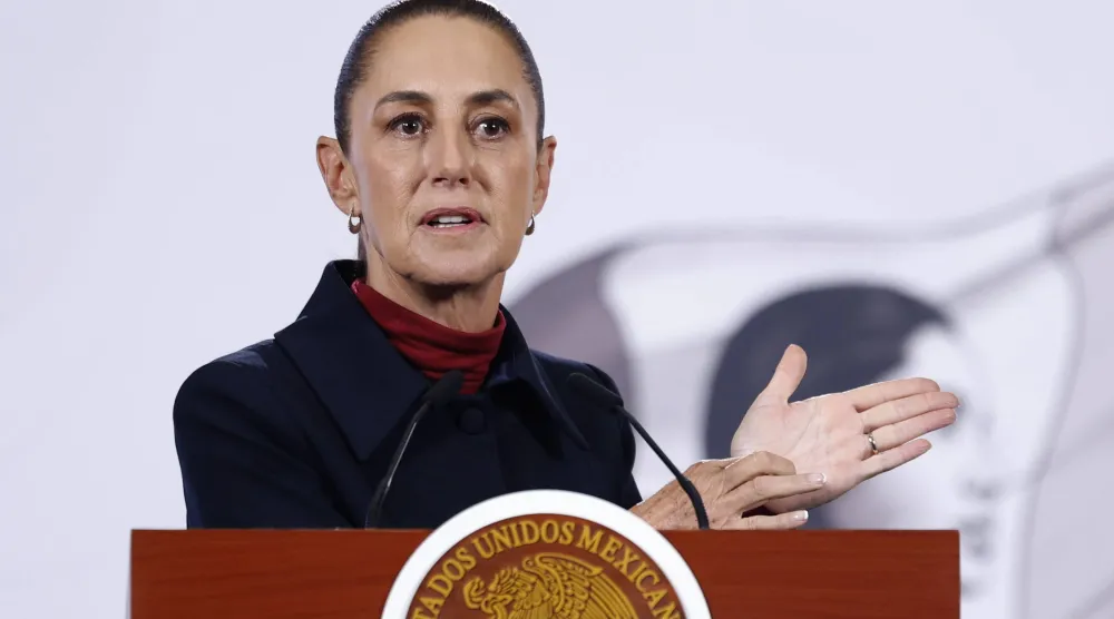 الرئيسة المكسيكية كلاوديا شينبوم تتحدث خلال مؤتمر صحافي في القصر الوطني في مكسيكو سيتي بالمكسيك في 6 يناير 2026 (إ.ب.أ)