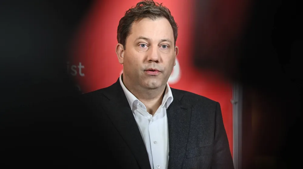 لارس كلينغبايل يتحدث للصحافيين قبل اجتماع الحزب البرلماني السنوي في برلين 9 يناير 2026 (د.ب.أ)