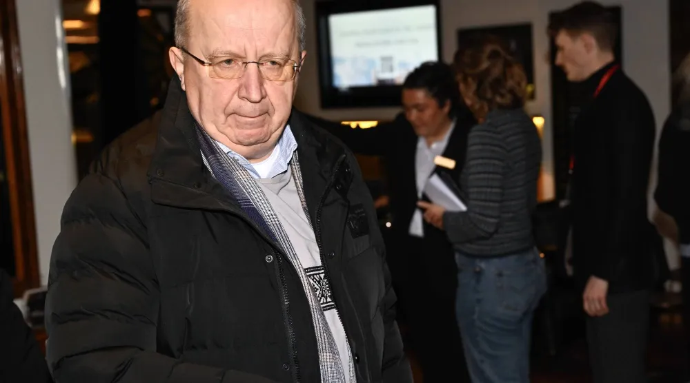 مفوض الدفاع بالاتحاد الأوروبي ​أندريوس كوبيليوس في سالين بالسويد (إ.ب.أ)