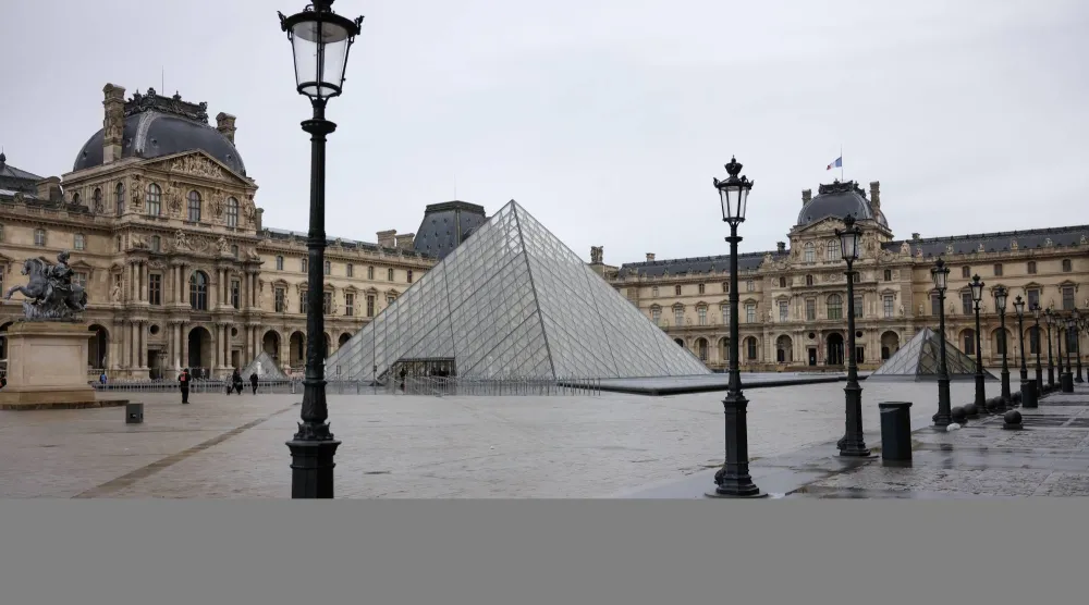متحف اللوفر خالٍ خلال إضراب في باريس (إ.ب.أ)