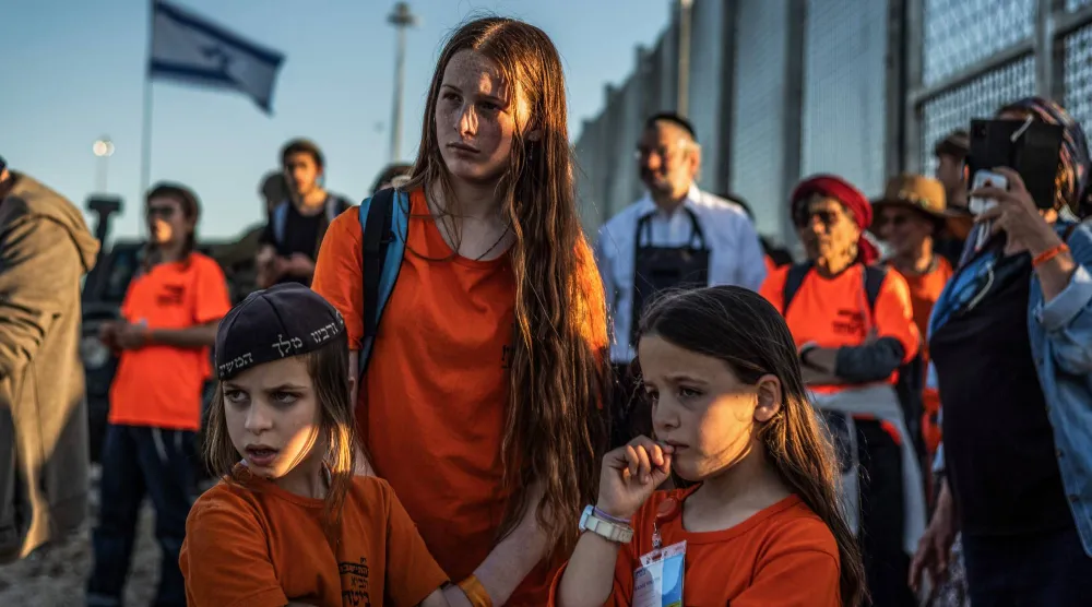 مستوطنون متطرفون يحاولون العبور إلى داخل غزة في فبراير 2024 لإقامة بؤرة استيطانية (د.ب.أ) 