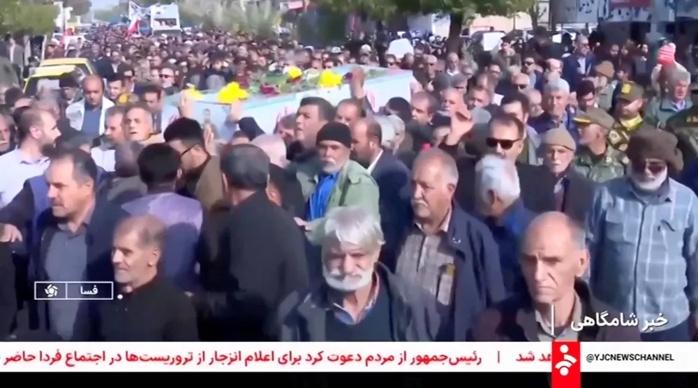 مشيعون خلال جنازة أشخاص قُتلوا في احتجاجات يوم الأحد وسط تصاعد الاحتجاجات المناهضة للحكومة في العاصمة الإيرانية طهران 11 يناير 2026 (رويترز)